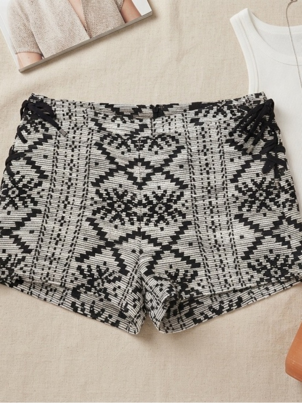 Urban Outfitters Who What Where Woven Black & White Geometric Shorts Size 6